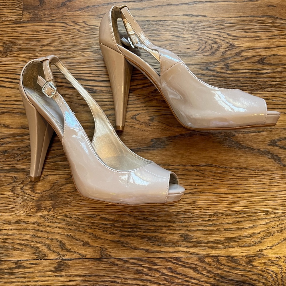 Fergalicious By Fergie Women’s Mona Neutral Patton Sling Back Dress Heels 10M